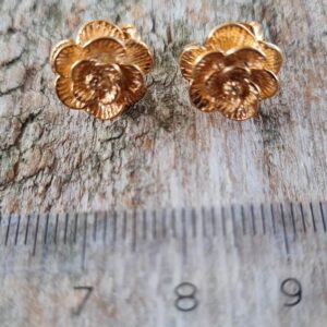 Base orecchino forma di camelia oro con anellino porta pendente