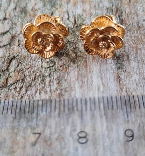 Base orecchino forma di camelia oro con anellino porta pendente