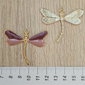 Libellula in ottone con ali smaltate Bordeaux – Rosa Cipria