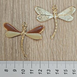 Libellula in ottone con ali smaltate Marrone – Panna